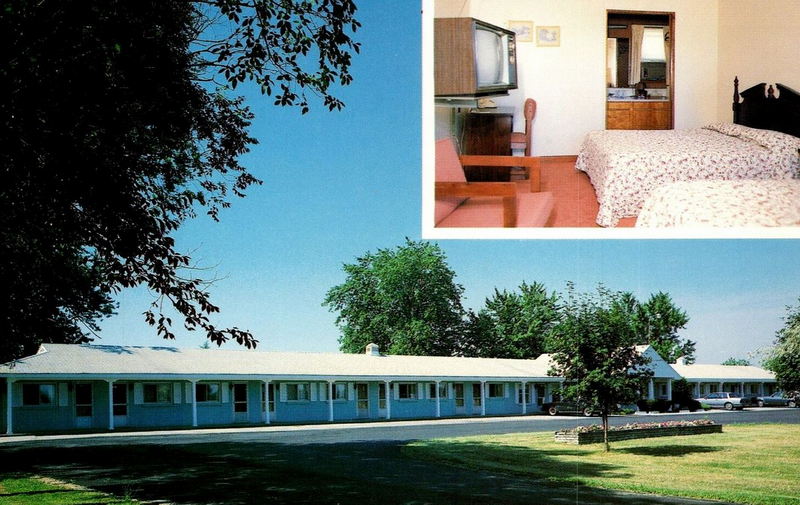 Colonial Motel - Vintage Post Card (newer photo)
